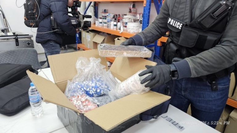 Полицията разкри нелегална база за производство и разпространение на анаболни стероиди