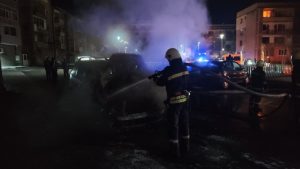 Пожар изпепели три коли в Казанлък, разследват умишлен палеж