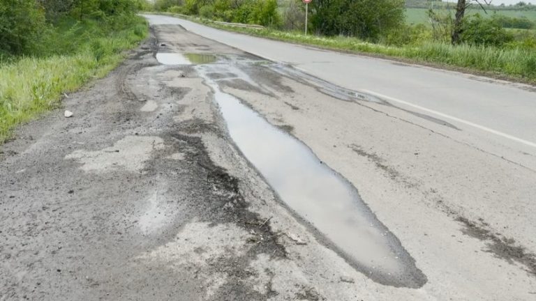 Шофьори блокират международния път Е79 между Враца и Монтана заради лошото състояние на настилката Шофьори блокират международния път Е79 между Враца и Монтана заради лошото състояние на настилката