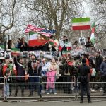 Протест пред иранското посолство в Лондон в подкрепа на ударите срещу режима