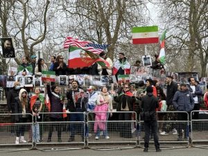 Протест пред иранското посолство в Лондон в подкрепа на ударите срещу режима