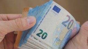 Работещите българи в чужбина вече изпращат по-малко пари у нас