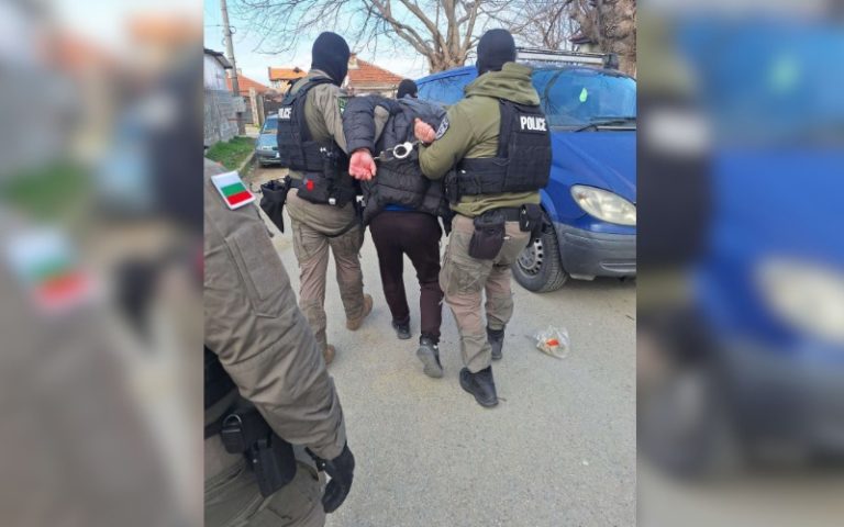 Разбиха схема за купен вот в Карнобат: Осем души са в ареста след полицейска акция Разбиха схема за купен вот в Карнобат: Осем души са в ареста след полицейска акция