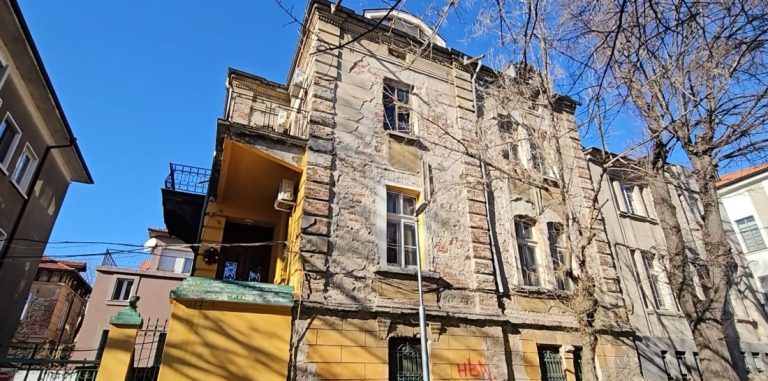 Съдбата на старинните сгради в Пловдив: Архитектурни паметници тънат в разруха Съдбата на старинните сгради в Пловдив: Архитектурни паметници тънат в разруха