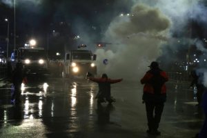 Сблъсъци и сълзотворен газ в Тирана: Опозицията в Албания настоява за оставката на Еди Рама