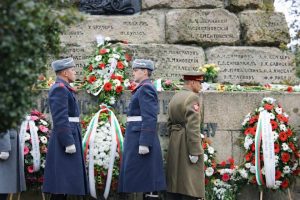 Със заупокойна молитва и военни почести България почете паметта на загиналите медици