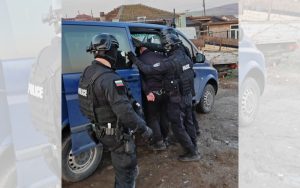 Шестима задържани и двама полицаи сред арестуваните при мащабна акция в Бургас