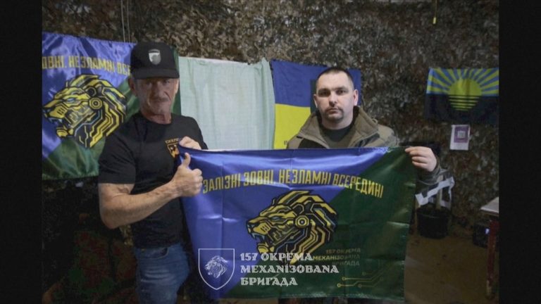Шон Пен на фронтовата линия в Донецка област: Холивудската звезда подкрепи украинските войници Шон Пен на фронтовата линия в Донецка област: Холивудската звезда подкрепи украинските войници