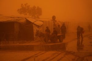 Силна пясъчна буря опустоши палаткови лагери в Газа при ескалация на конфликта с Иран