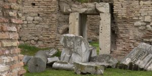 Срутена подпорна стена край Римските терми във Варна застрашава туристи и местни жители