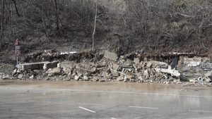 Свлачище ограничава движението по АМ „Марица“: Пътни ограничения и почистване на трасето