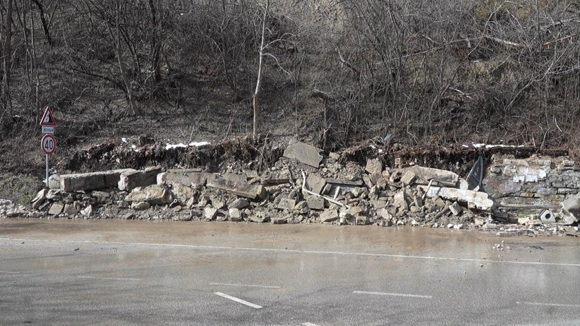 Свлачище ограничава движението по АМ „Марица“: Пътни ограничения и почистване на трасето