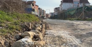 Жители на варненския квартал „Виница“ протестират срещу разрушена улица и кал