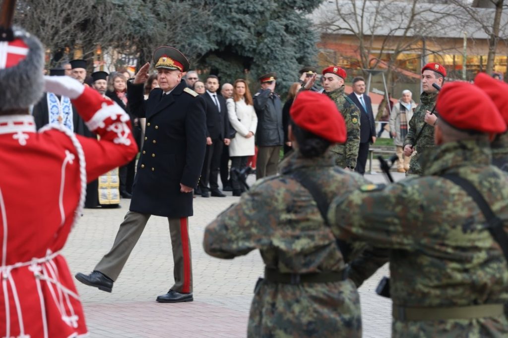 Казанлък посреща 148-ата годишнина от Освобождението с тържествена заря-проверка и водосвет