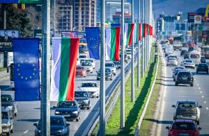 София се подготвя за 3 март: Започна мащабна подмяна на 2800 знамена по основните булеварди