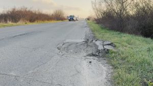 Жители на Каблешково на протест заради разбития път до Бургас: Подписка и искания за незабавен ремонт