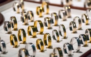 Затварянето на Ормузкия проток предизвика рязък спад в цената на златото