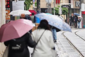 Дъжд обхваща Западна и Централна България, следобед облачността започва да намалява