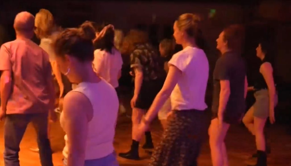 Линейните танци завладяват Австралия с нова вълна от популярност