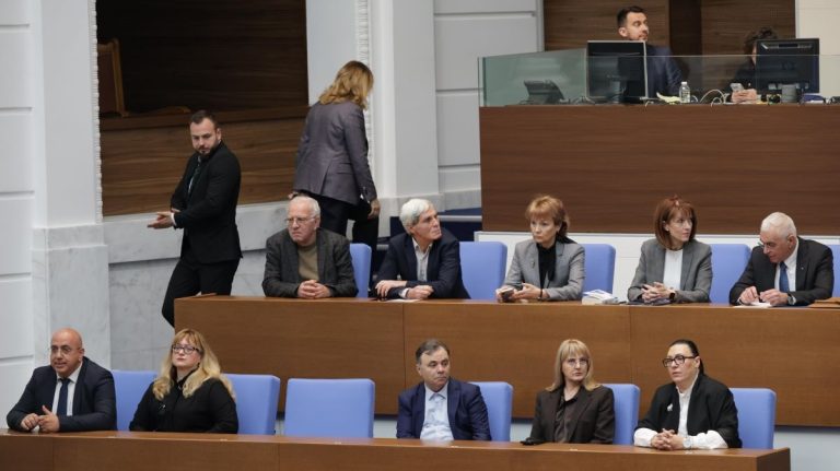 Депутатите атакуваха министъра на електронното управление заради срещи с представители на ПП-ДБ Депутатите атакуваха министъра на електронното управление заради срещи с представители на ПП-ДБ