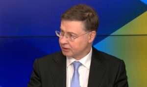 Валдис Домбровскис предупреди за риск от „стагфлационен шок“ в Европа