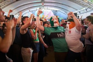 Ирландската хип-хоп група Kneecap се присъедини към хуманитарен конвой за Куба