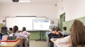 Поколението „онлайн“: Експерти алармират за сериозни проблеми в ученето заради екранното време