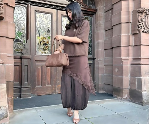 Сатенените рокли тип нощница: Вече ги носим и върху панталони