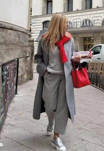 За новия сезон: Чанти с къса дръжка, плетена кожа и лакови акценти в ежедневието