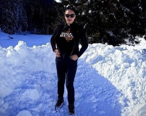 Младата художничка Анна-Мария проправя със снегорин най-опасния път в Родопите