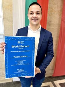 Цанко Цанков получи сертификат за световния си рекорд в зимното плуване
