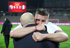 Босненски нападател черпи с бира за 300 000 евро феновете на Щутгарт заради Мондиал 2026