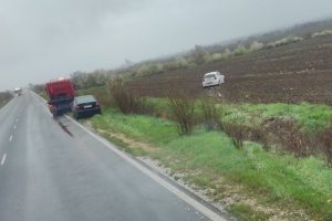 Млада шофьорка самокатастрофира с БМВ в нива край Първомай