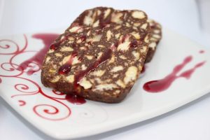 Сладък салам с бренди: Класическа рецепта от детството с изискан алкохолен аромат