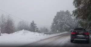 Сняг вали цял ден на прохода Петрохан, шест машини почистват пътя