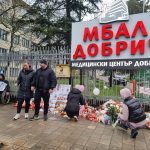 Мълчаливо бдение за починалата 4-годишна Йоана събра десетки пред болницата в Добрич