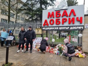 Мълчаливо бдение за починалата 4-годишна Йоана събра десетки пред болницата в Добрич