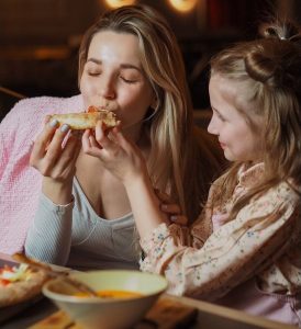 Яжте бавно и рано: Учени разкриват ключа към трайното отслабване и здравия метаболизъм