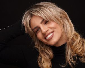 Като малка Паола Маравиля тайно се записва на актьорска школа, днес е с „Икар“ за дебют