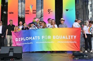 Лошо ли е да си гей в политиката? По света - не, у нас е "клевета"