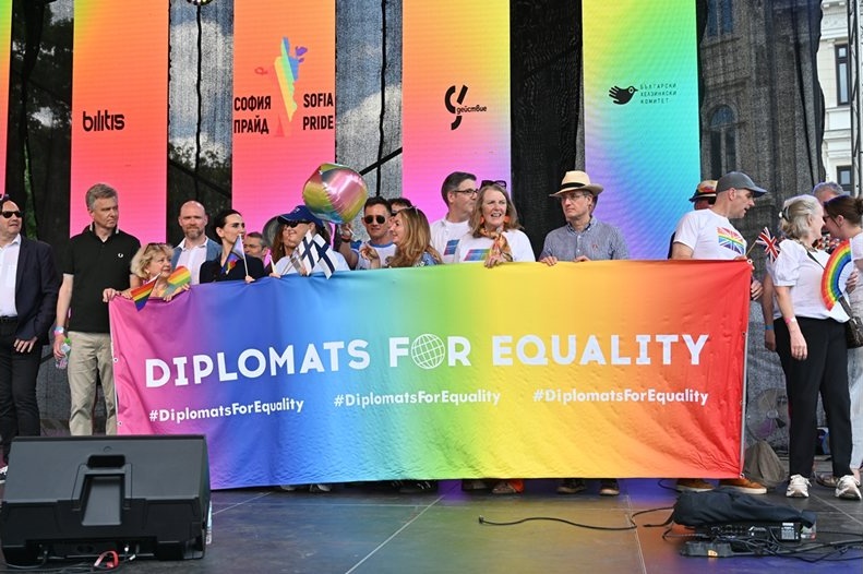 Лошо ли е да си гей в политиката? По света - не, у нас е "клевета"