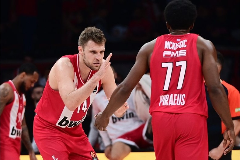 Александър Везенков изведе "Олимпиакос" до труден успех над АСВЕЛ в Евролигата