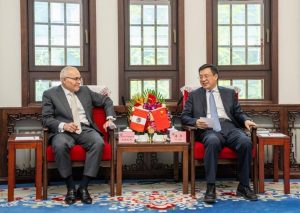 Президентът на ИА „Синхуа“ Фу Хуа се срещна с посланика на Перу Карлос Раул Васкес Коралес