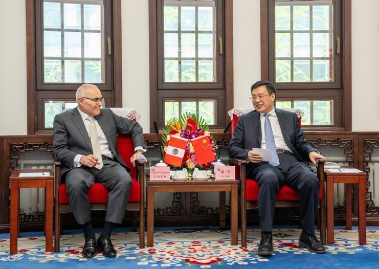 Президентът на ИА „Синхуа“ Фу Хуа се срещна с посланика на Перу Карлос Раул Васкес Коралес