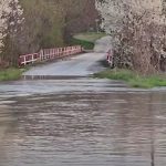 Река Росица заля мост край Павликени: Полицията затвори преминаването