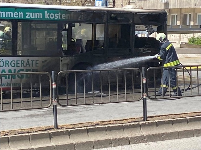 Пламна автобус от градския транспорт на Пловдив на бул. 'Цар Борис Трети Обединител'