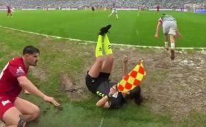 Скандал в Турция: Футболисти повалиха съдийка и я оставиха в калта