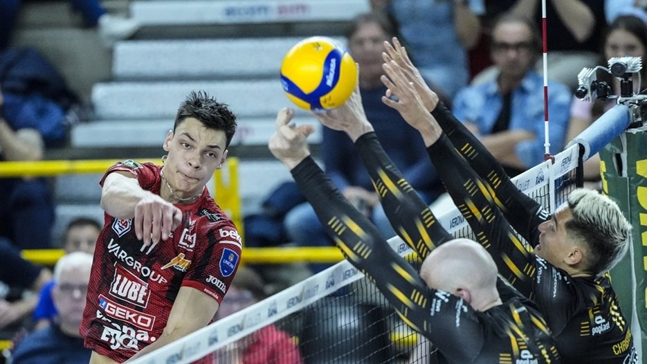 Алекс Николов с 20 точки при драматична загуба на Лубе в полуфиналите на Италия