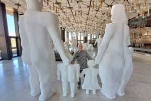 Скулпторът Павел Койчев пренесе 13 триметрови фигури в НДК за изложбата „Общуване“
