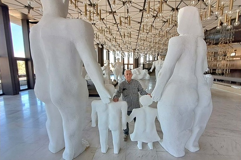 Скулпторът Павел Койчев пренесе 13 триметрови фигури в НДК за изложбата „Общуване“